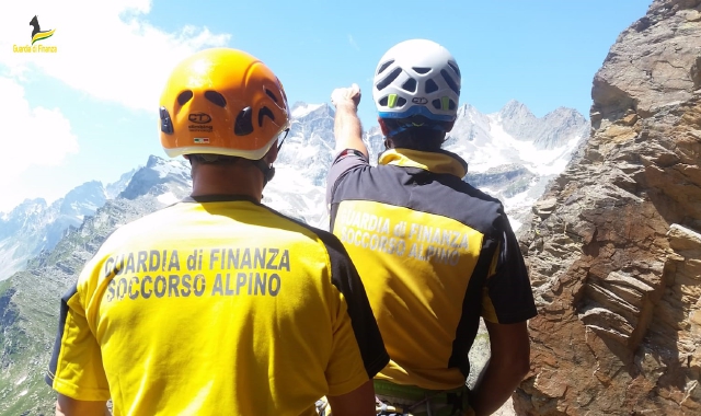 I minerali estratti illegalmente sono stati scoperti dal Soccorso alpino della Guardia di Finanza