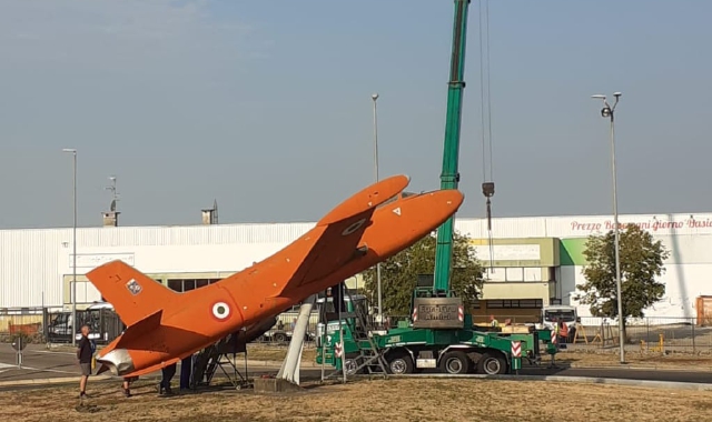 Le operazioni per rimuovere l’aereo dalla rotonda lungo la Varesina