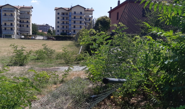 L’apertura nella recinzione del campo comunale di Madonna in Campagna. Sopra il tavolo per picnic spostato dall’area relax al centro del prato