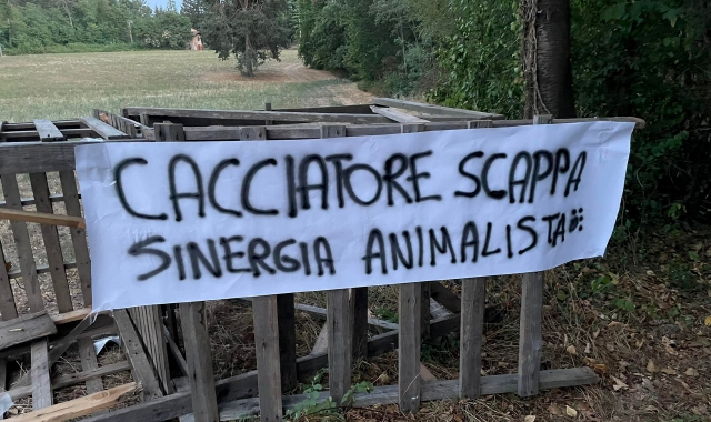 Il blitz degli animalisti al Parco Pineta contro i cacciatori