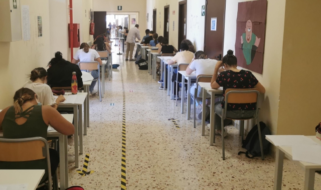 Studenti impegnati nella prova di maturità in un liceo