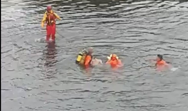 Le operazioni di salvataggio nel Ticino (Pubblifoto)