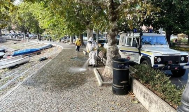 L’intervento della Protezione civile che ha lavato due volte il marciapiede