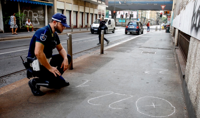 La polizia locale sul posto in via Bartolini a Milano (Ansa/Mourad Balti Touati)