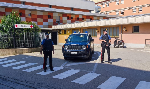 Carabinieri davanti al Pronto Soccorso dell’ospedale Castelli (foto carabinieri)