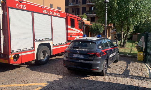 Vigili del fuoco e carabinieri di fronte all’abitazione dell’anziano trovato morto in casa (Red.)
