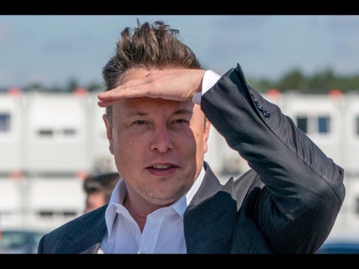 Elon Musk vende azioni Tesla per circa 7 miliardi di dollari