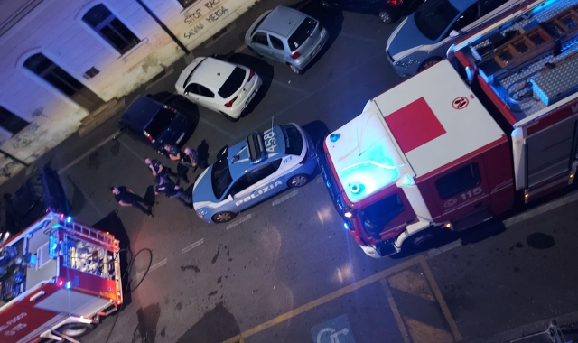 Vigili del fuoco e polizia sul luogo dove è divampato l’incendio (foto Redazione)