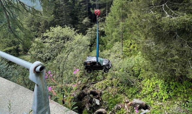 Le operazioni di soccorso e di recupero dell’auto