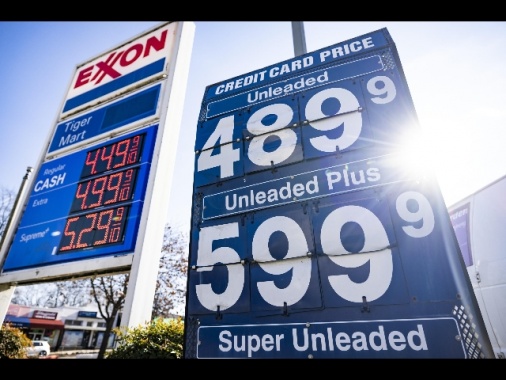 Usa: benzina sotto 4 dollari al gallone,prima volta da marzo