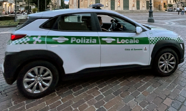 Anziana in stato confusionale soccorsa nel parcheggio del supermercato