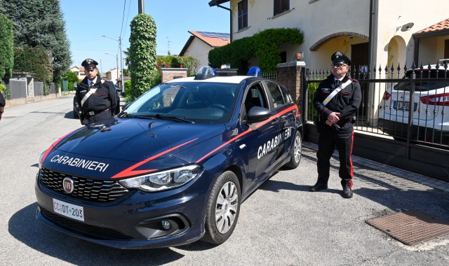 I carabinieri davanti alla villetta di Samarate dove si è consumata la mattanza (foto Blitz)