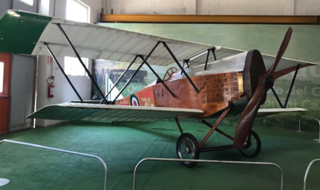 Lo SVA 5 donato al Museo del Volo è la replica in scala 9/10 del velivolo pilotato dal maggiore Giordano Bruno Granzarolo nel 1918 nella missione che intimava la resa agli austriaci