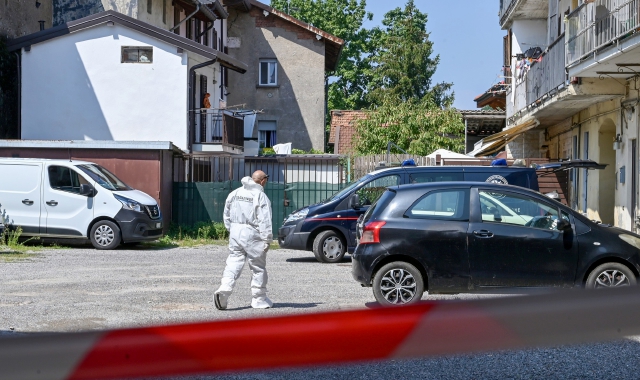 I rilievi degli inquirenti sul luogo del delitto (Foto Blitz)