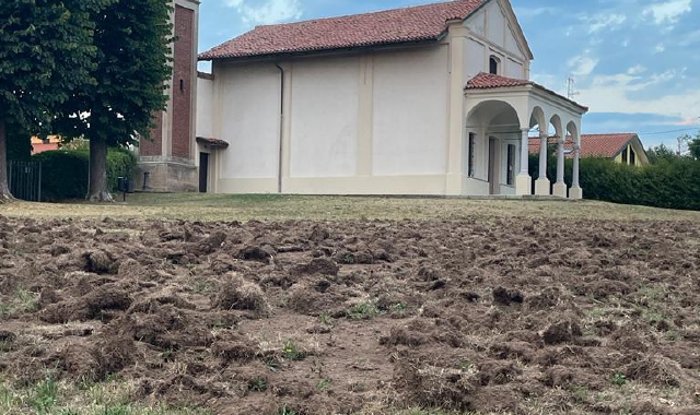 I campi “arati” dai cinghiali a ridosso della chiesa e del vigneto comunale