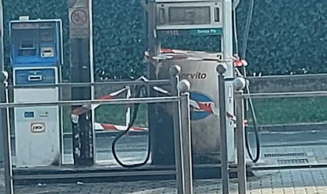 Il distributore di Malnate dove un uomo ha appiccato il fuoco (foto Redazione)