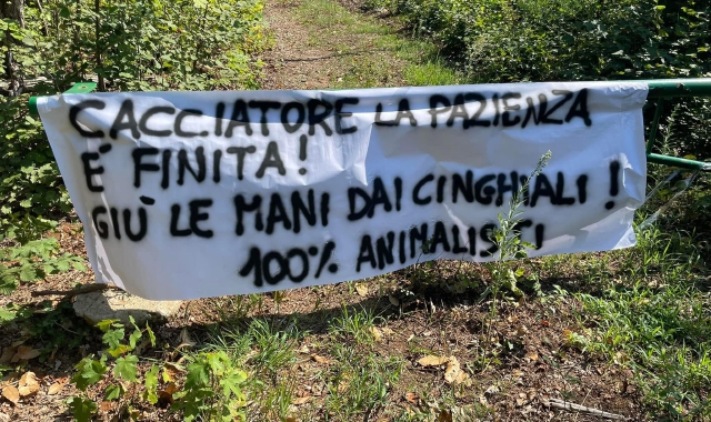 Lo striscione esposto dagli animalisti a Tradate (foto centopercentoanimalisti)