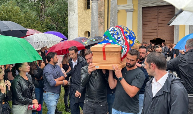 I funerali di Alessandro Bossetti nella chiesa di Agra (Foto Blitz)