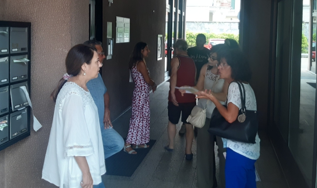 I clienti infuriati (foto Blitz)