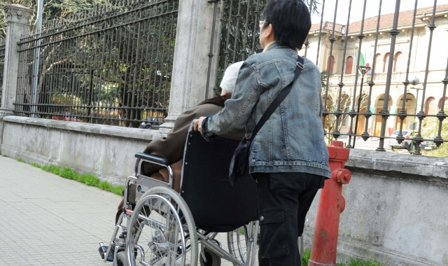 Avere una badante affidabile è fondamentale per gli anziani soli  (Foto Archivio)