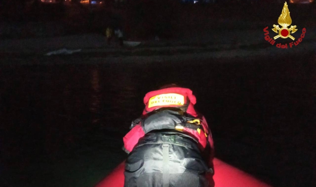 Le ricerche ad Angera (foto vigili del fuoco)