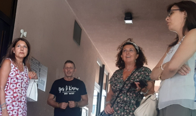 Le vacanze saltate all’improvviso hanno portato molte persone a recarsi davanti alla sede gallaratese del tour operator (foto Redazione)