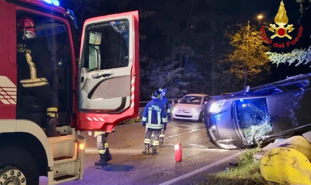 L’auto che si è ribaltata ieri sera a Somma Lombardo (foto vigili del fuoco)