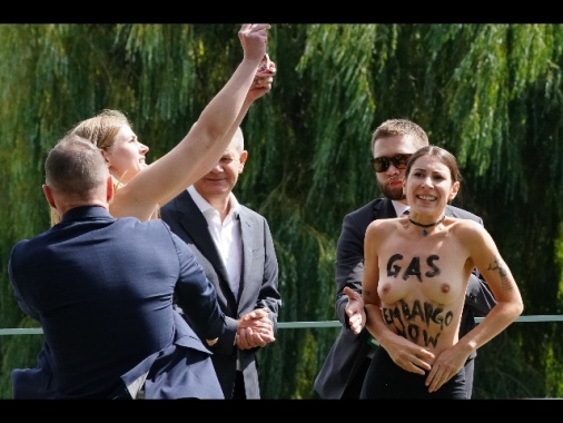 Attiviste si spogliano vicino a Scholz, 'basta soldi a Putin!'