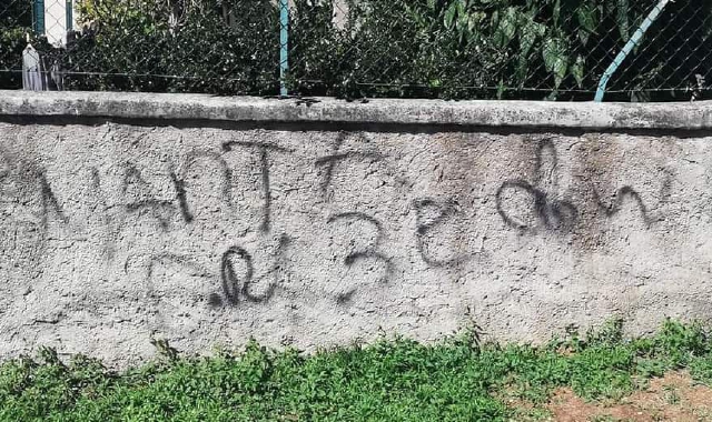 Una delle scritte comparse sui muri della chiesa (foto Facebook)