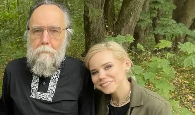 Daria Dugina, 30 anni, col padre  Oleksandr Dugin, considerato l'
