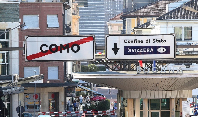 Il confine tra Italia e Svizzera a Ponte Chiasso (Ansa)