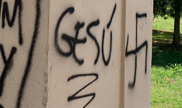 La svastica e alcune dei disegni e delle scritte trovate all’esterno della chiesetta di Madonna in Campagna a Sacconago (foto Blitz)