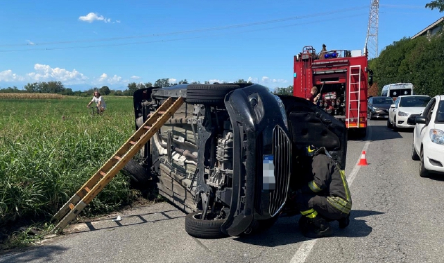 Casorezzo, scontro all’incrocio: auto si ribalta