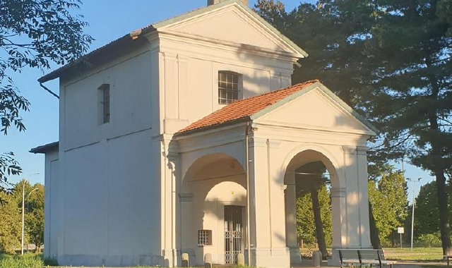 La chiesa di Madonna in campagna ripulita dalle scritte oscene (foto Redazione)
