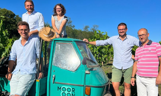 Nelle immagini il gruppo di “neo agricoltori” e i filari di gelsi piantati lo scorso autunno in via Per Besnate