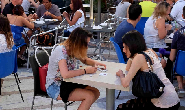 Ragazzi al bar (foto Archivio)