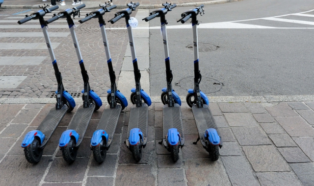 Polizia locale in monopattino a Laveno