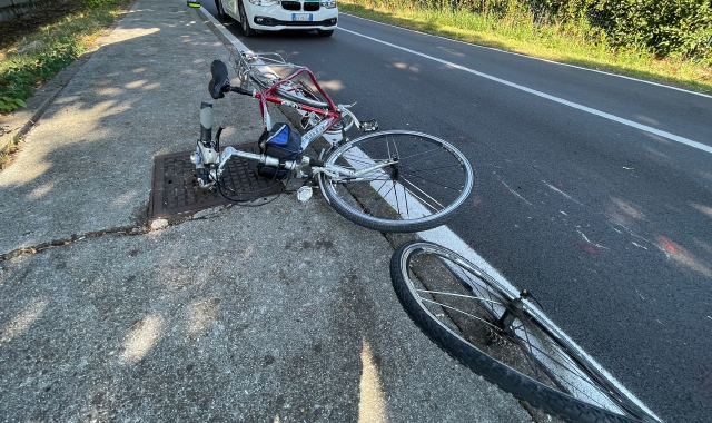 Non ce l’ha fatta l’uomo investito a Caronno Pertusella mentre era in sella alla sua bicicletta (foto Domenico Ghiotto - Blitz)