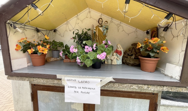 Il cartello nel luogo da cui è sparita la Madonnina (Foto Blitz)