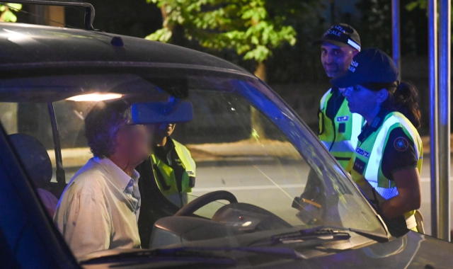 Busto Arsizio, “perde” l’auto: soccorsa dai vigili
