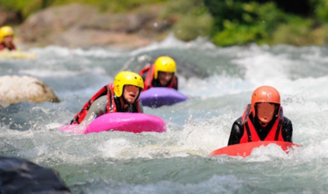 Ragazzi impegnati in una discesa con hydrospeed (foto Archivio)