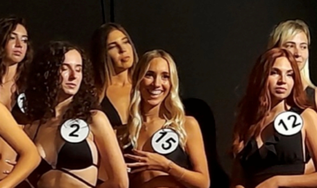 La vincitrice al centro con il numero 15