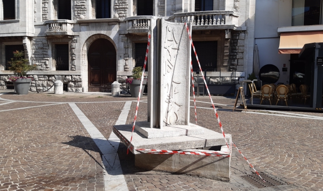 L’opera di Carmelo Todoverto danneggiata dai vandali