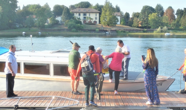 Il servizio gratuito tra le sponde di Sesto Calende e Castelletto Ticino (foto Blitz)