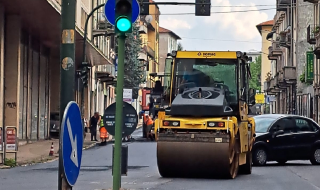 Varese, nuovo asfalto in via Magenta