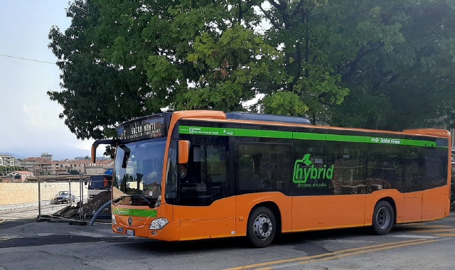 Il bus ibrido della linea urbana C a Varese