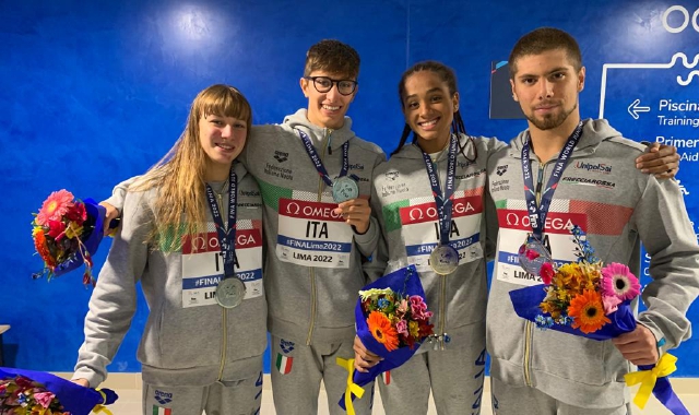 Francesco Lazzari (secondo da sinistra) con l'argento nella 4x100 mista-mista