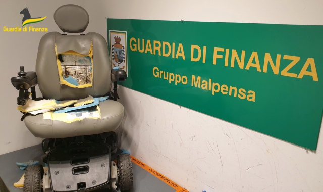 Malpensa, droga nella carrozzina: era un falso disabile