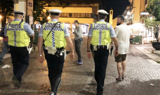 Polizia locale, controlli serali contro la criminalità Foto Blitz