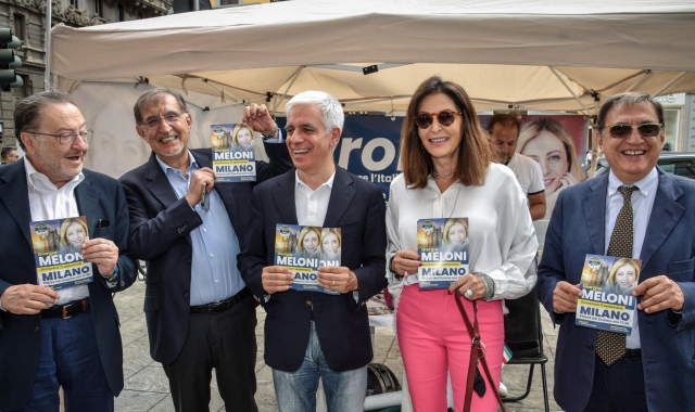 Ignazio La Russa, Daniela Santanchè e altri esponenti di FdI nell’altro gazebo a Milano